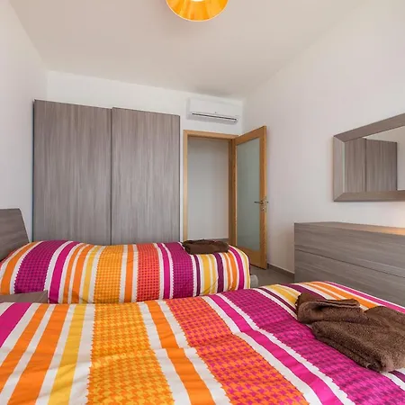 דירה Seafront Luxury Incl Pool סליאמה