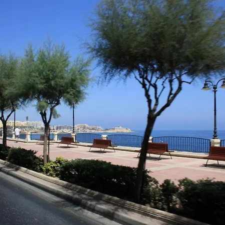 דירה Seafront Luxury Incl Pool סליאמה